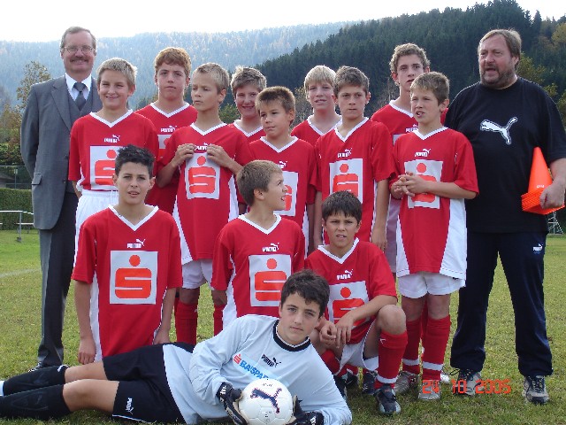 Der Leiter der Geschftsstelle Weitensfeld, Martin HUBER und HOL Julius STEINDORFER mit der Mannschaft.